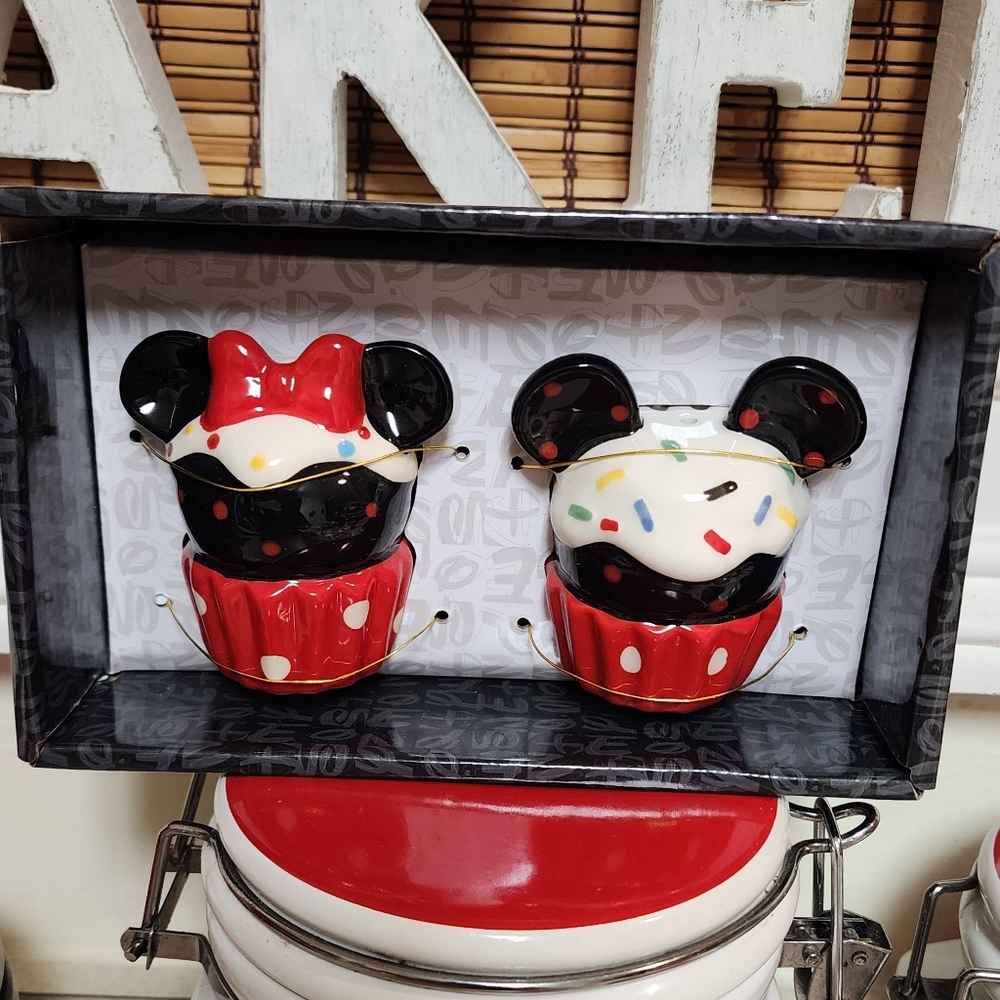 Disney Mickey and Minnnie cupcake salt and pepper shakers